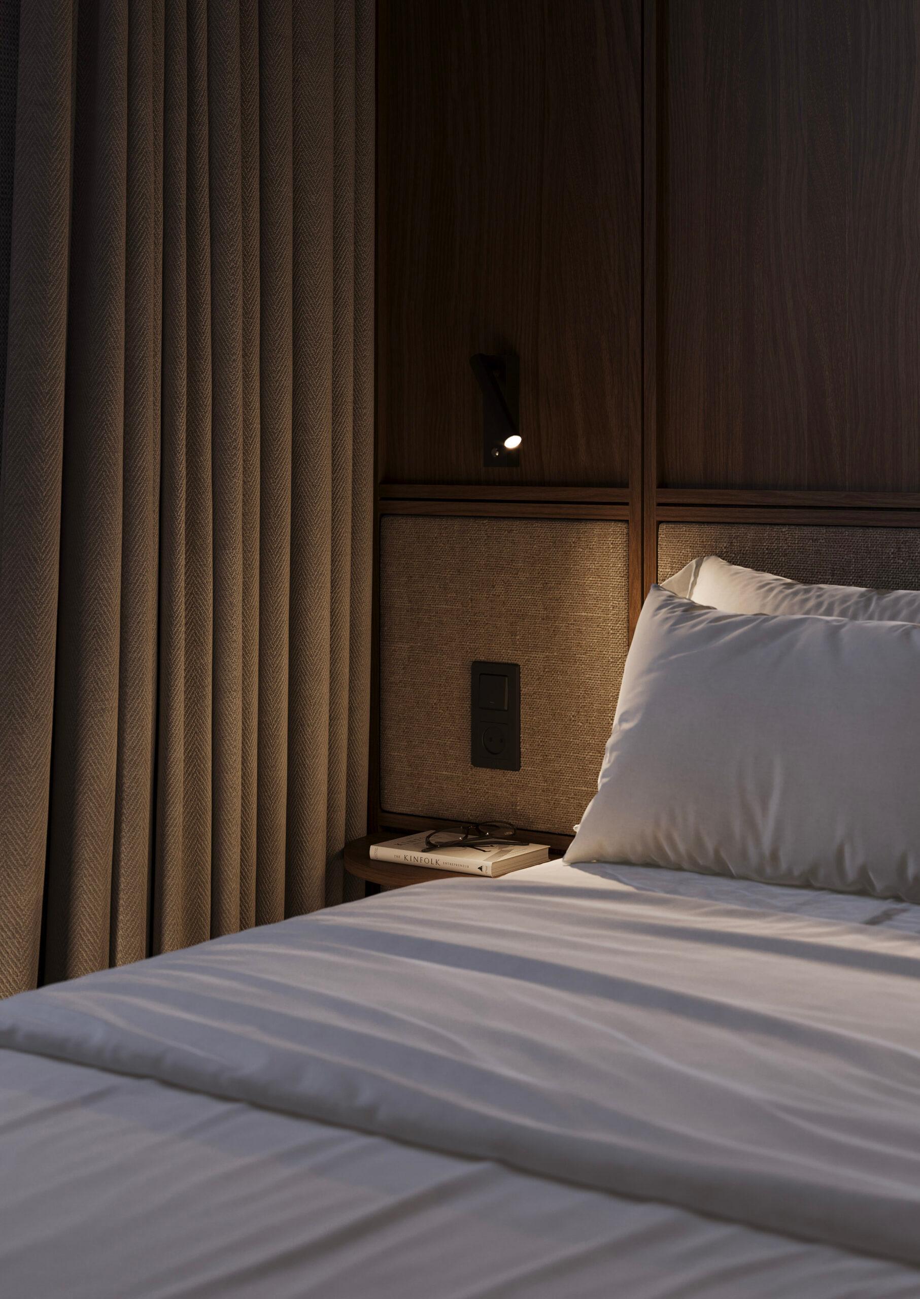 Klimatyczna sypialnia z drewnianymi elementami w apartamencie Cristal Apartments Szklarska Poręba